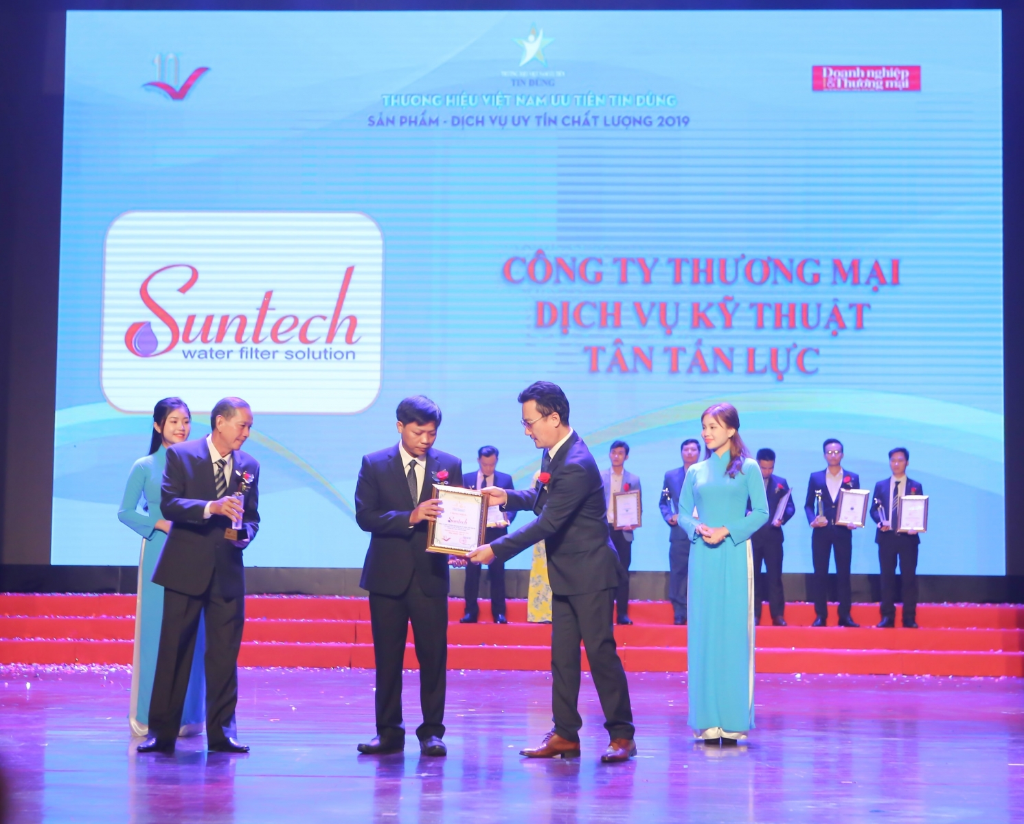 thuong-hieu-suntech-dat-top-10-thuong-hieu-viet-nam-uu-tien-tin-dung-2019